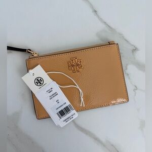 Tory Burch Britten Shine Zip Card Case in the color Cantucci